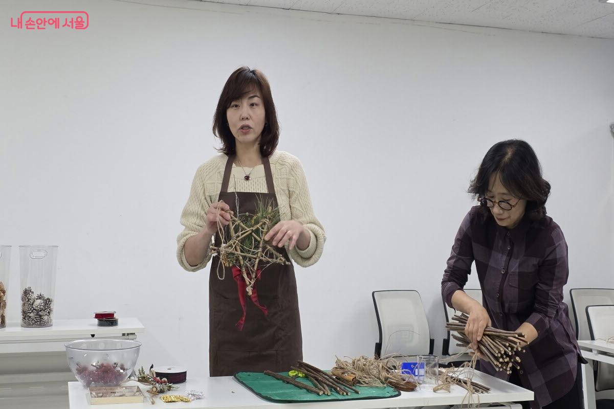 나뭇가지와 솔방울 등 공원에서 나온 자연물로 크리스마스 리스를 만들었다. ⓒ이선미