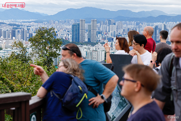 남산을 찾은 외국인 관광객들