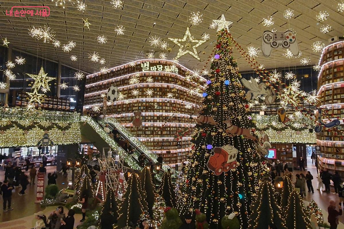 책 속에 펼쳐진 크리스마스 축제로 변신한 별마당 도서관 ©김병규