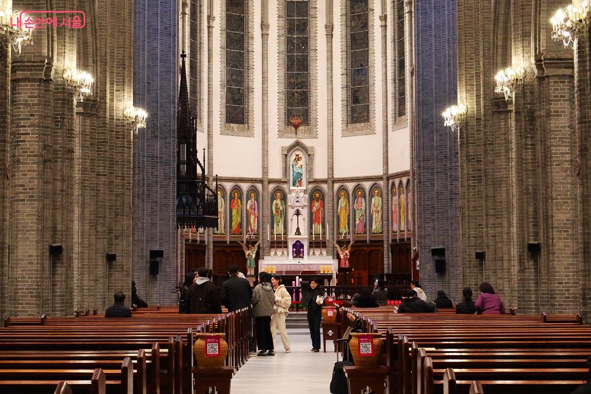 높이 솟은 아치와 기둥이 만들어내는 기품 속에서 은은한 고요가 흐른다. ©이봉덕