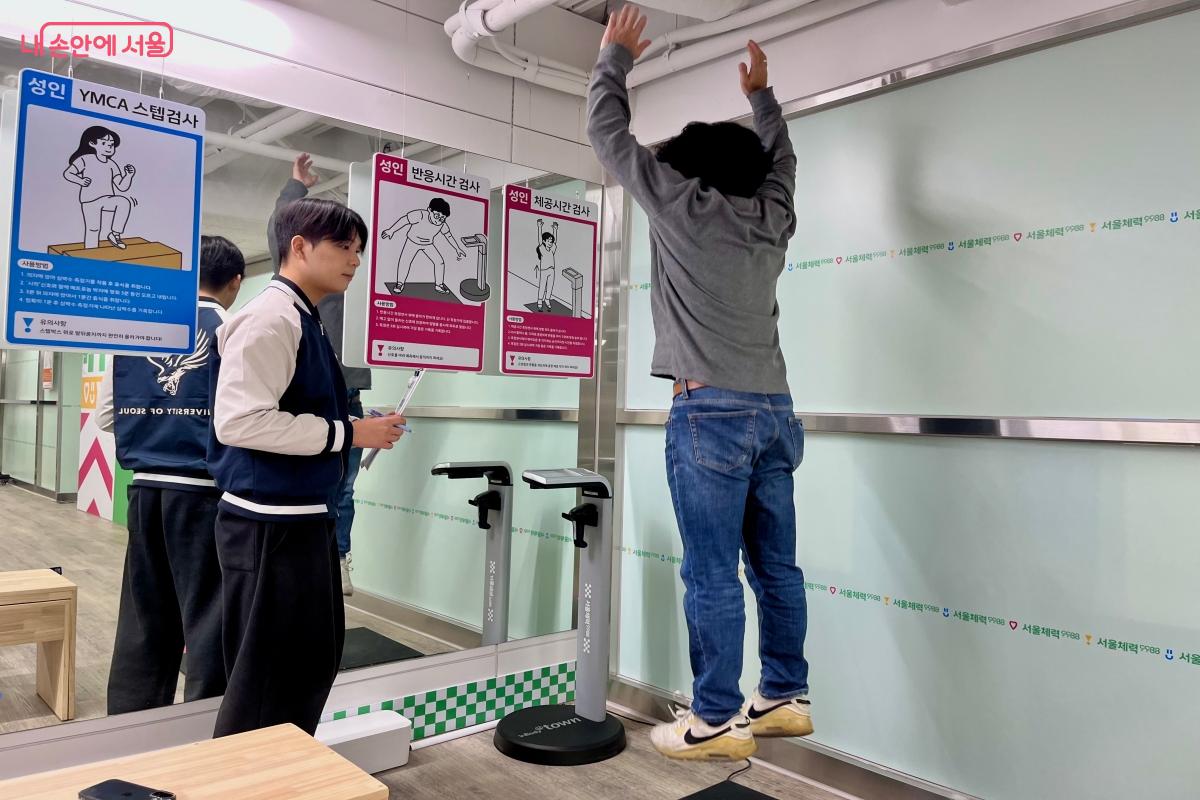 안윤섭 체력측정사의 설명을 듣고 안전하게 순발력 테스트를 받고 있다. ©이성국