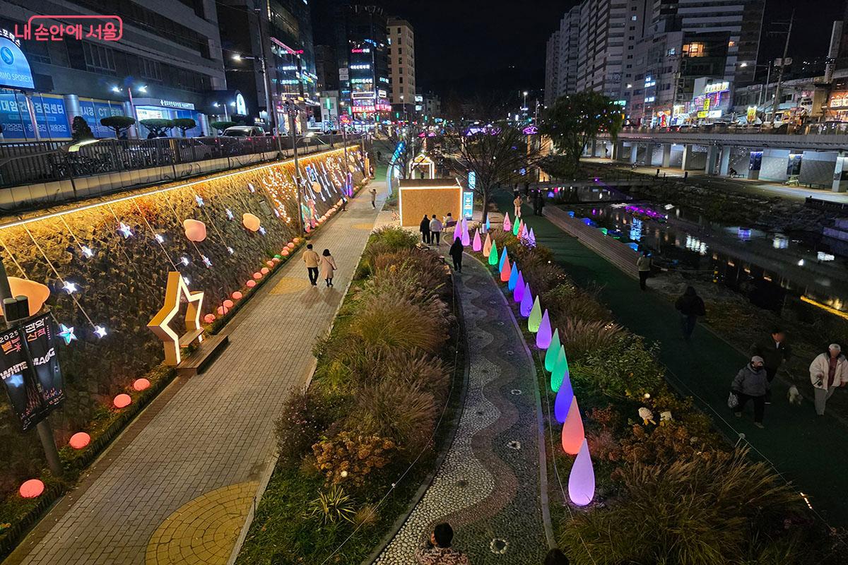 산책하던 공간에서 다채롭고 화려한 빛축제의 공간 된 별빛내린천 ©이정민