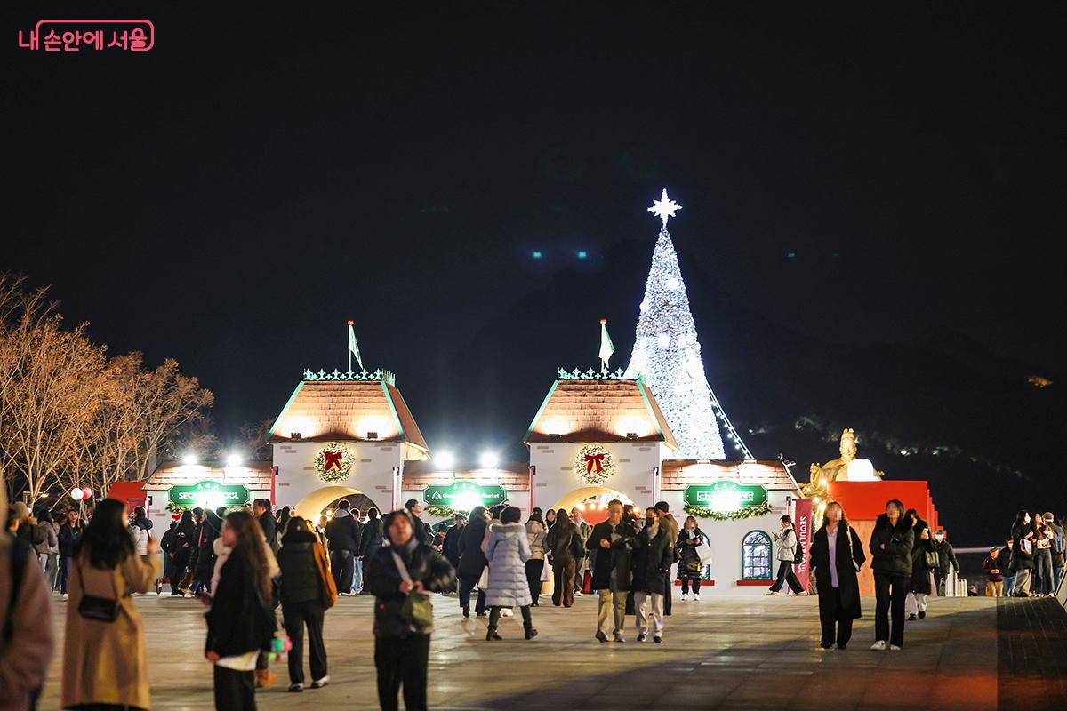 유럽풍 산타마을로 꾸며진 광화문 광장 전경 &copy;김주연