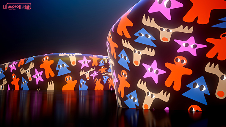 크리스마스 테마 작품이 펼쳐져 겨울시즌 분위기를 연출한다. 