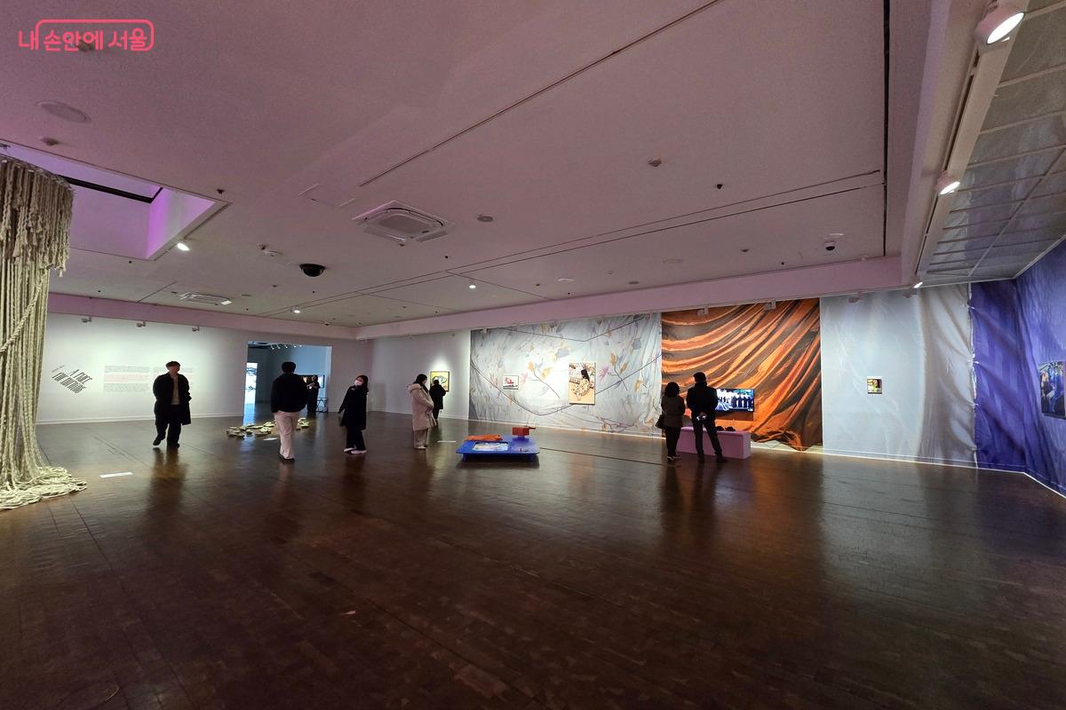 전시 ‘근접한 세계’는 정보통신의 발달로 물리적 제약이 사라진 현대사회를 조명한다. ©김은주