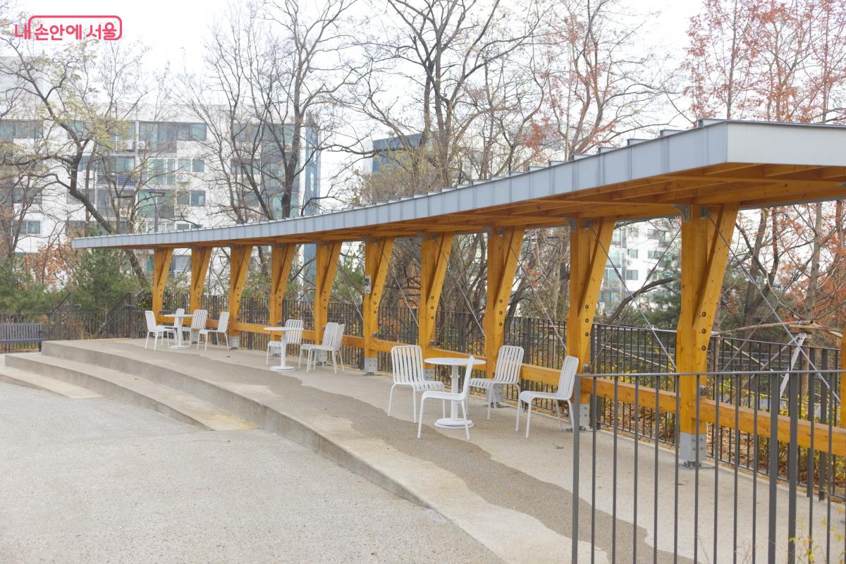 넓은 잔디마당을 품고 있는 쉘터도 이번에 새롭게 조성된 공간이다. ©임중빈