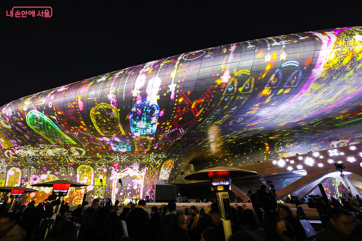 빛이 건축의 곡선을 타고 흐르며 공간 전체를 하나의 거대한 루미나리에로 바꿔 놓는다. &copy;김주연