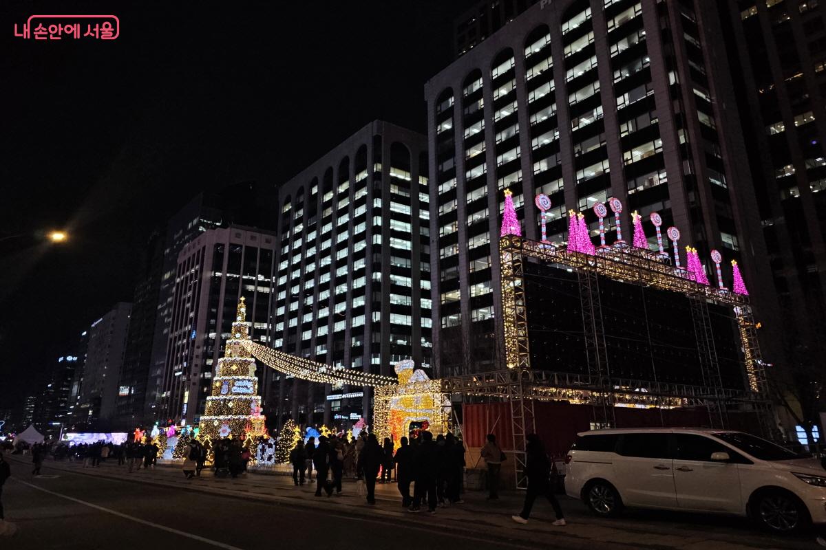 입구에서 안내를 찾을 필요 없이 청계천을 따라 이어지는 조명을 감상하면 된다. &copy;염지연