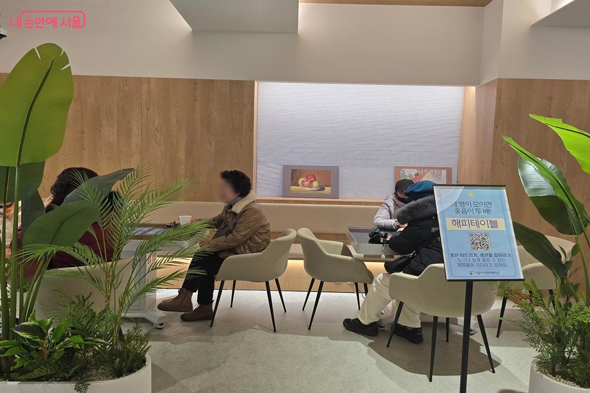 이용자 어르신들이 삼삼오오 모여 앉아 담소를 나누고 있다. &copy;강사랑