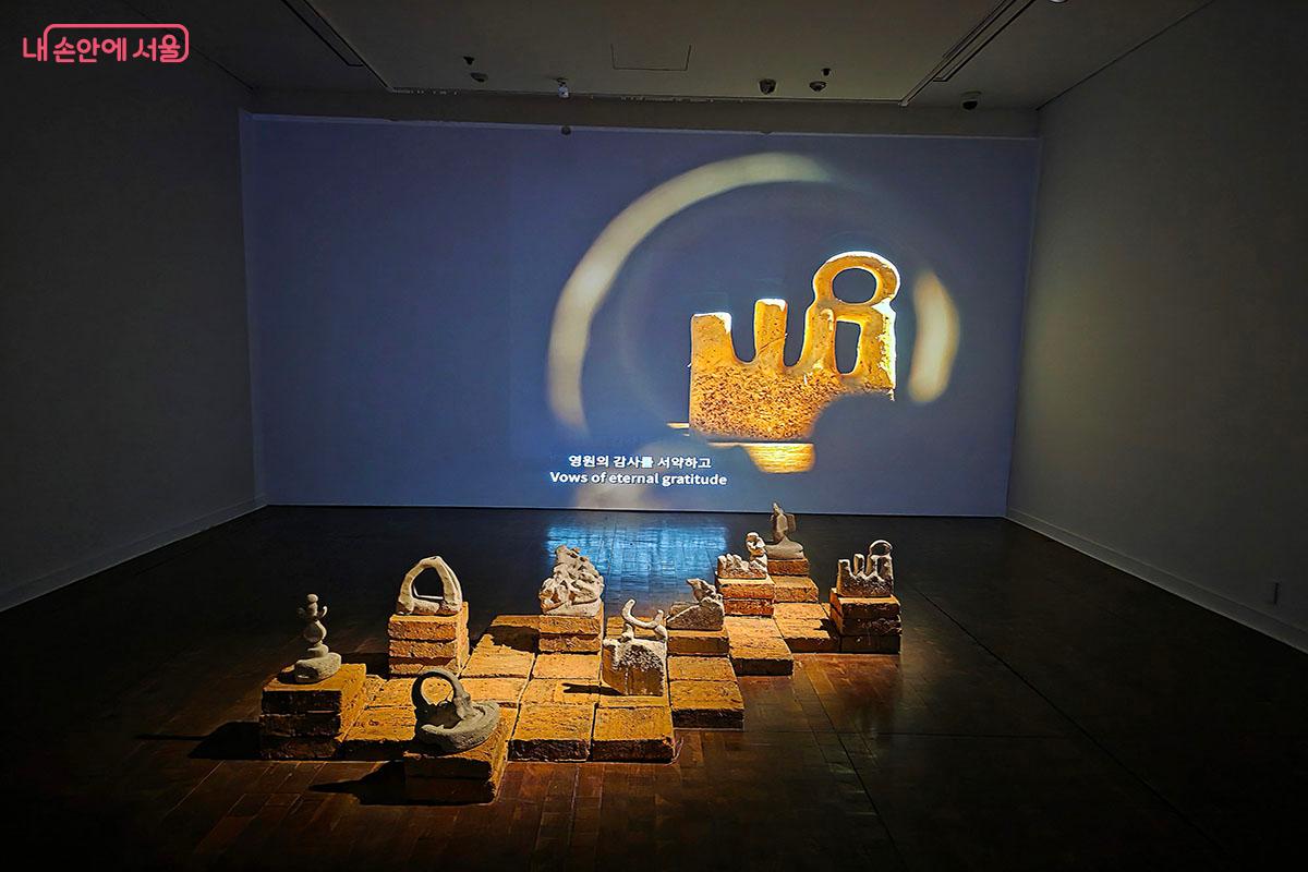 '태양의 도시' 영상에 흙, 소금, 태양의 대화와 조각들을 배치해 땅과 기억 사이의 다층관계를 다룬 작품&copy;이정민