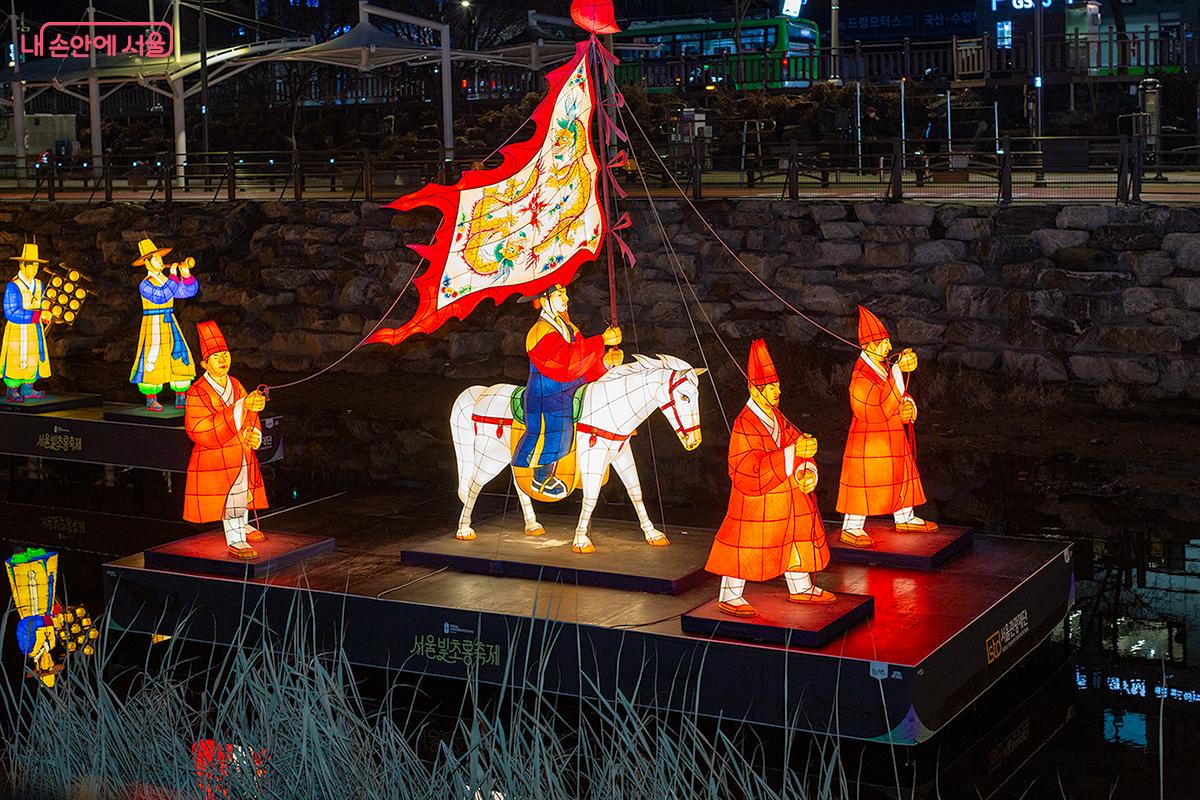 <시간을 걷다>는 서울의 과거부터 현재까지를 조명으로 풀어낸 작품으로, 재간정의 자연스러운 수변 경관과 어우러진다. &copy;문청야