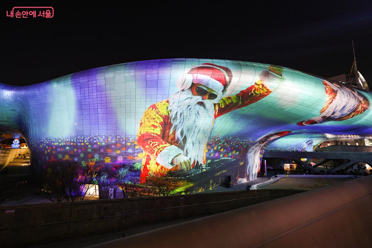 저절로 몸을 들썩이며 춤추게 만드는 &lsquo;힙(HIP)산타&rsquo;의 EDM 공연 &copy;김주연