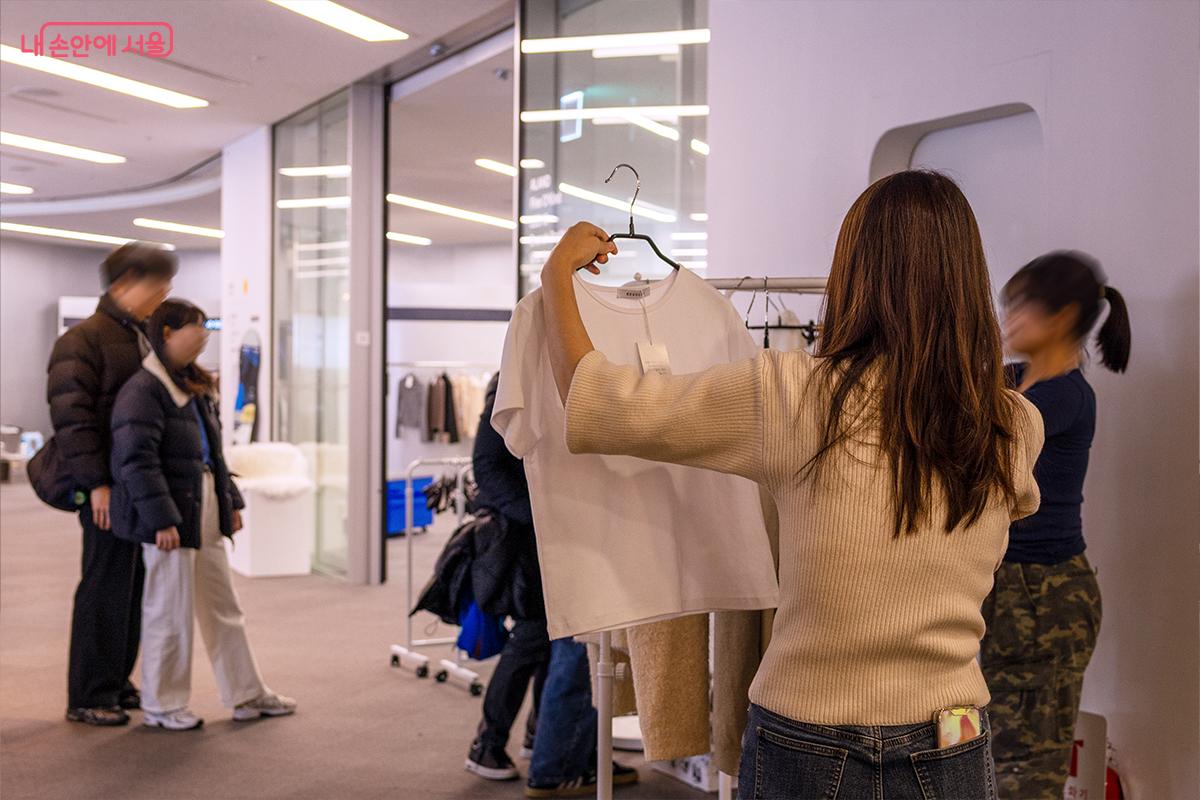 샘플스토어 의류를 살펴보는 시민들의 모습을 만날 수 있다. ©장신자