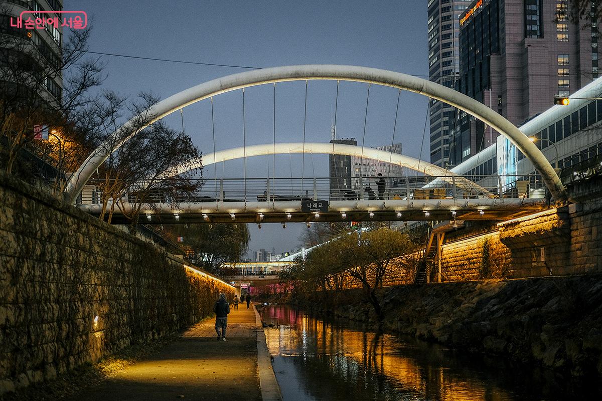 청계천 나래교에서 오간수교에 이르는 산책로에서도 노란 조명이 반겨준다. &copy;김아름