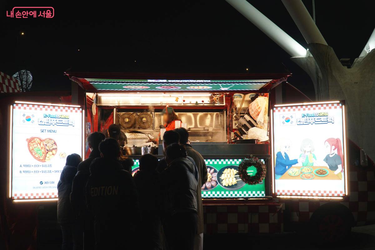 따끈한 분식을 파는 푸드트럭 &copy;홍혜수