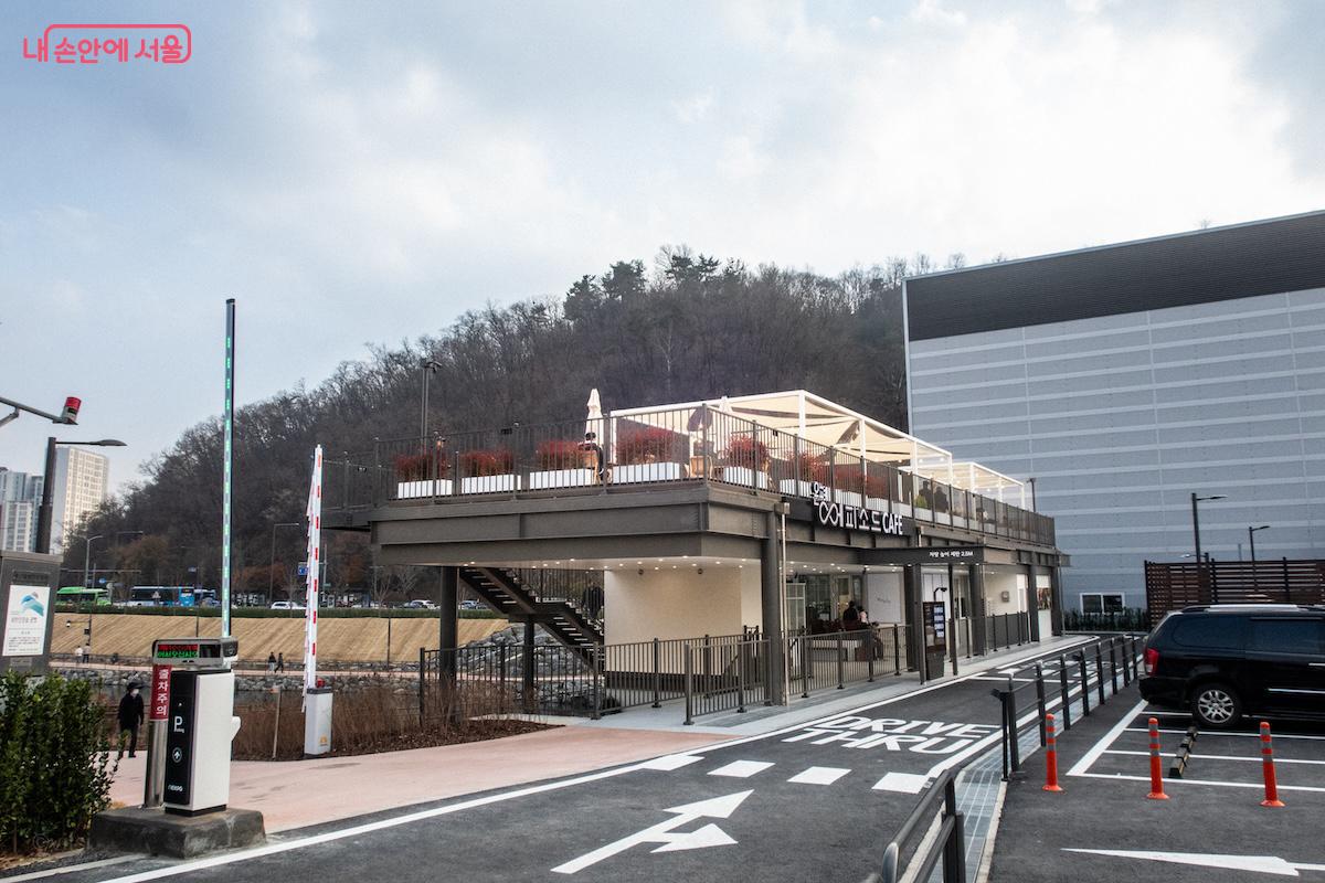 드라이브 스루 방식으로 음료 주문이 가능한 카페 '은평 에피소드' ©이진형