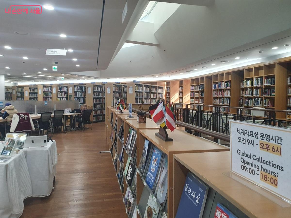 다양한 국가의 도서를 찾아볼 수 있는 서울도서관 세계자료실 &copy;김병규