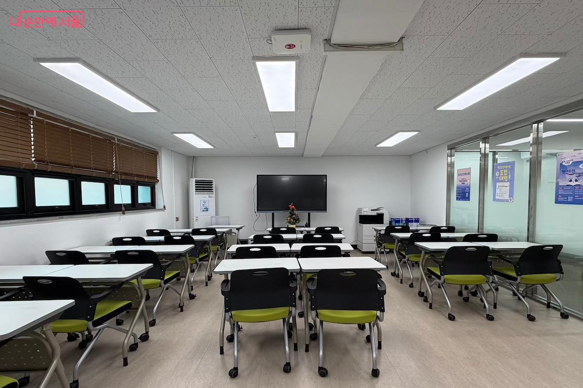 청춘삘딩의 2층 '강의실'. 스터디나 워크숍 등이 주로 이루어진다. &copy;이종빈