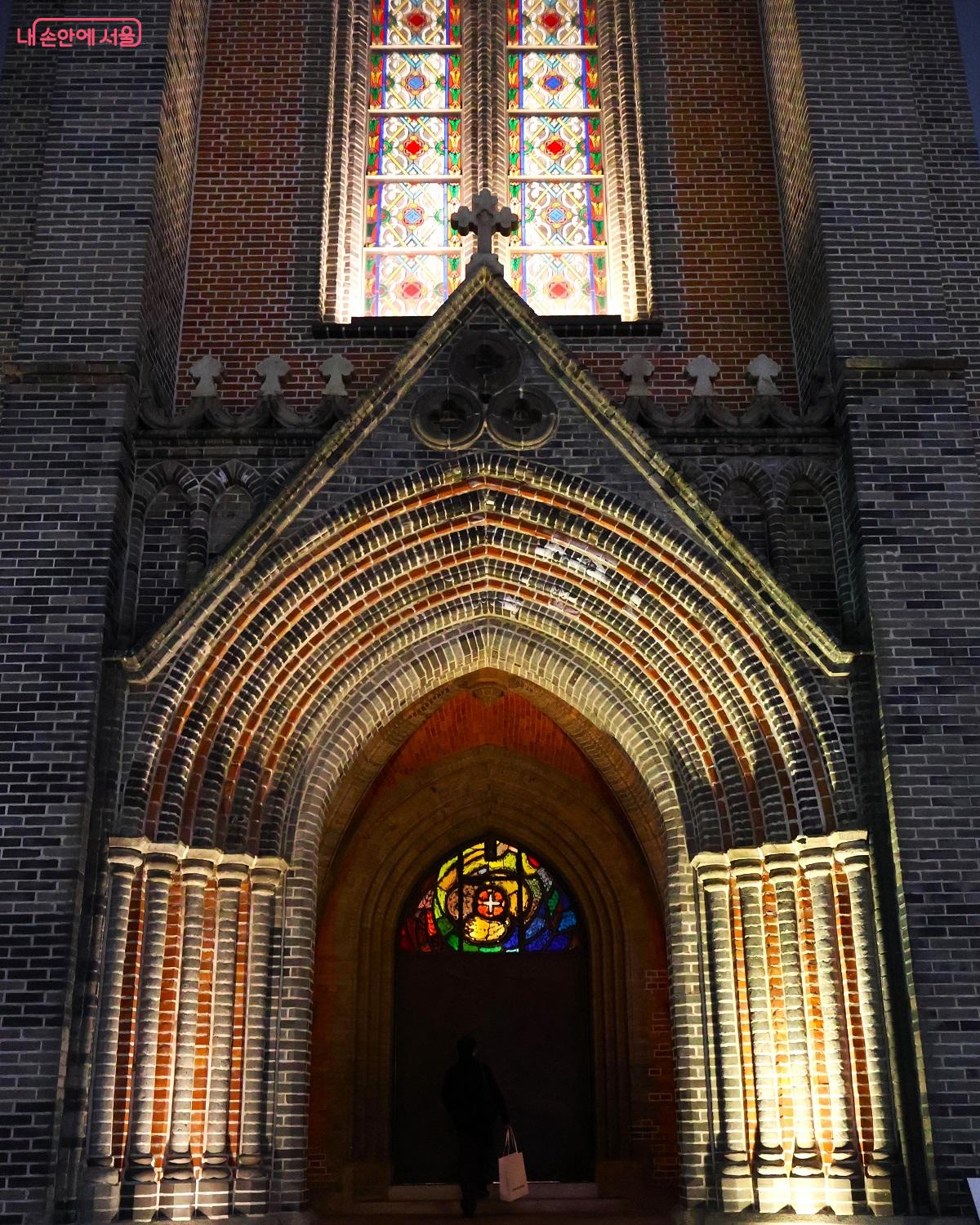 석조와 벽돌이 층층이 쌓아 올린 세월의 무게 위로 은은한 빛이 감싸인 듯 번지고 있다. ©이봉덕