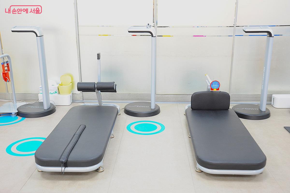 ‘교차윗몸일으키기(성인)’와 ‘앉아윗몸앞으로굽히기(공통)’ 측정 기구 ©조수봉