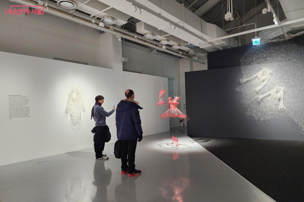 전시를 관람하는 시민들 ⓒ노유진