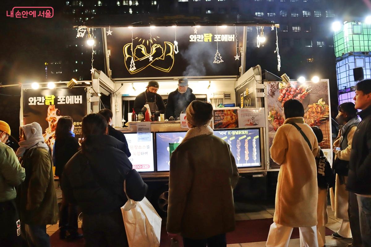 K-양념 닭꼬치도 인기가 많았다. &copy;정향선