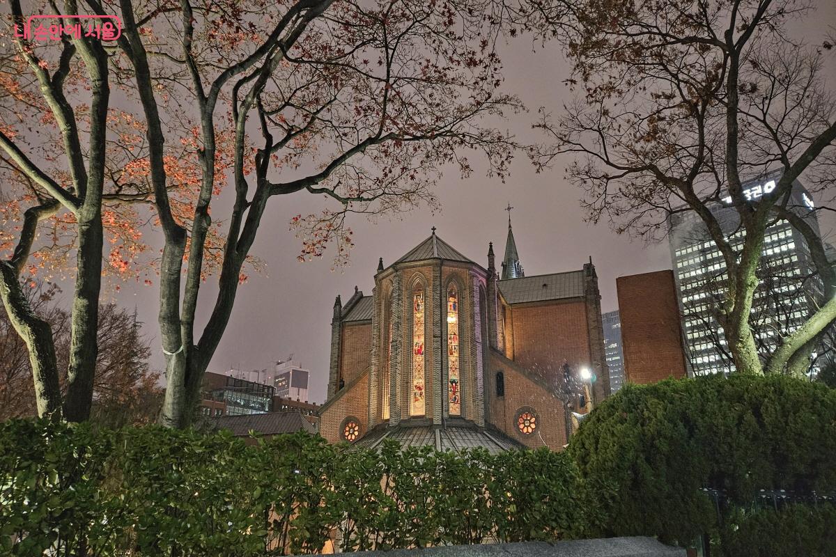 소성당이 있는 뒤쪽 밤 풍경 ©이선미