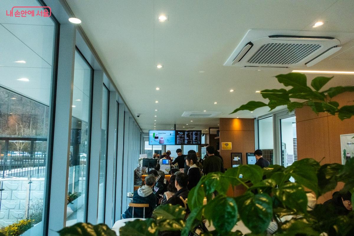 키오스크를 통해 음료를 주문할 수 있다. &copy;이진형