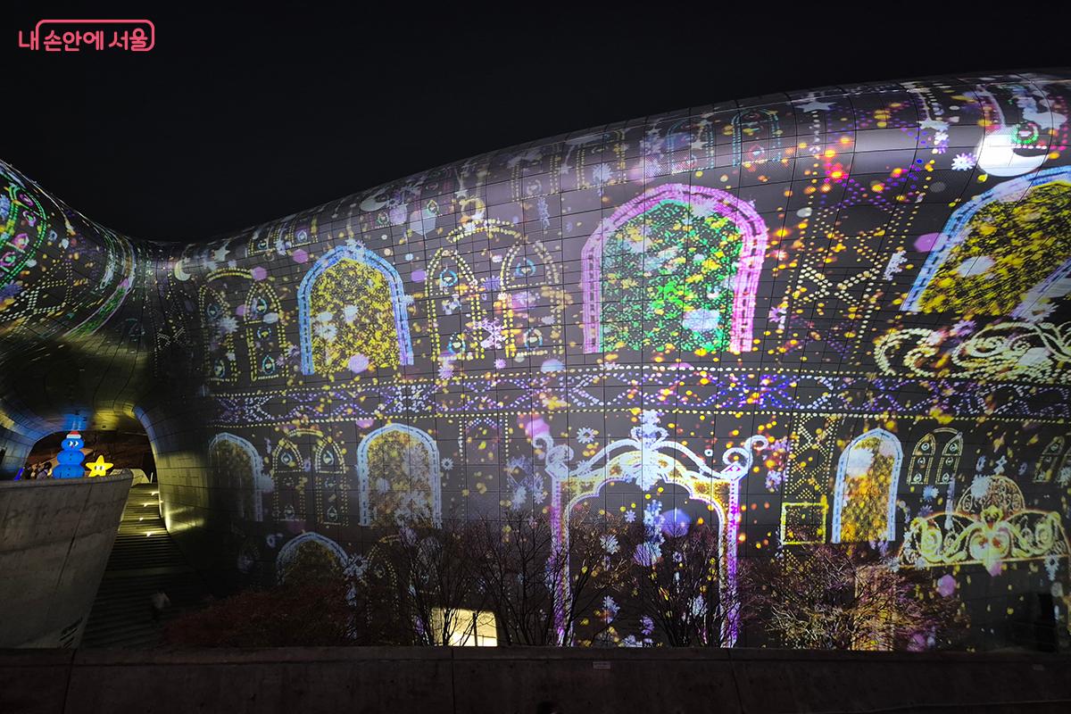 DDP 미디어파사드 위로 별빛이 서서히 번지며 공간 전체가 빛의 흐름으로 물드는 듯하다. &copy;정향선 