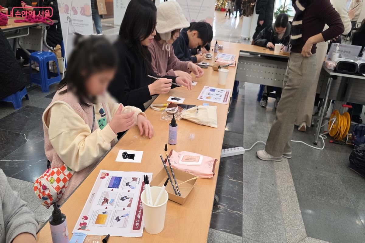 &lsquo;버선 모양 자개 책갈피 만들기&rsquo;도 인기가 많았다.ⓒ이선미