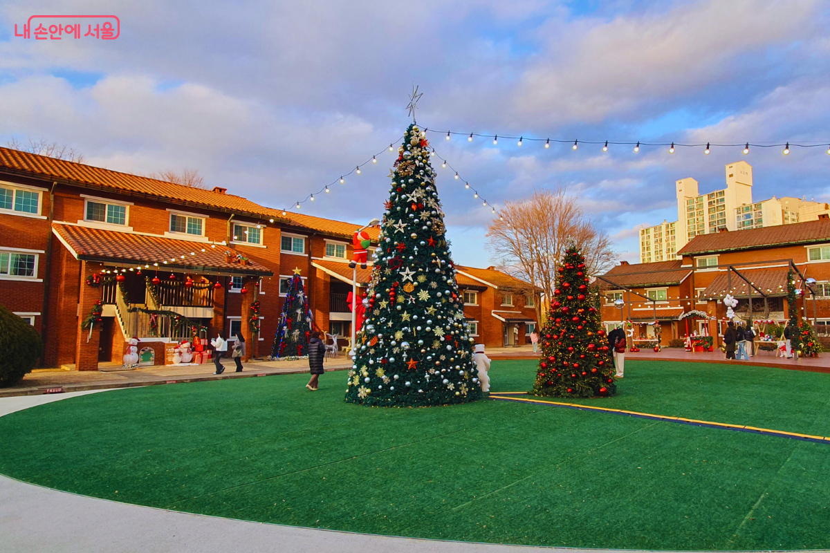 성탄의 설렘이 가득한 해피 크리스마스 빌리지 광장 &copy;양정화