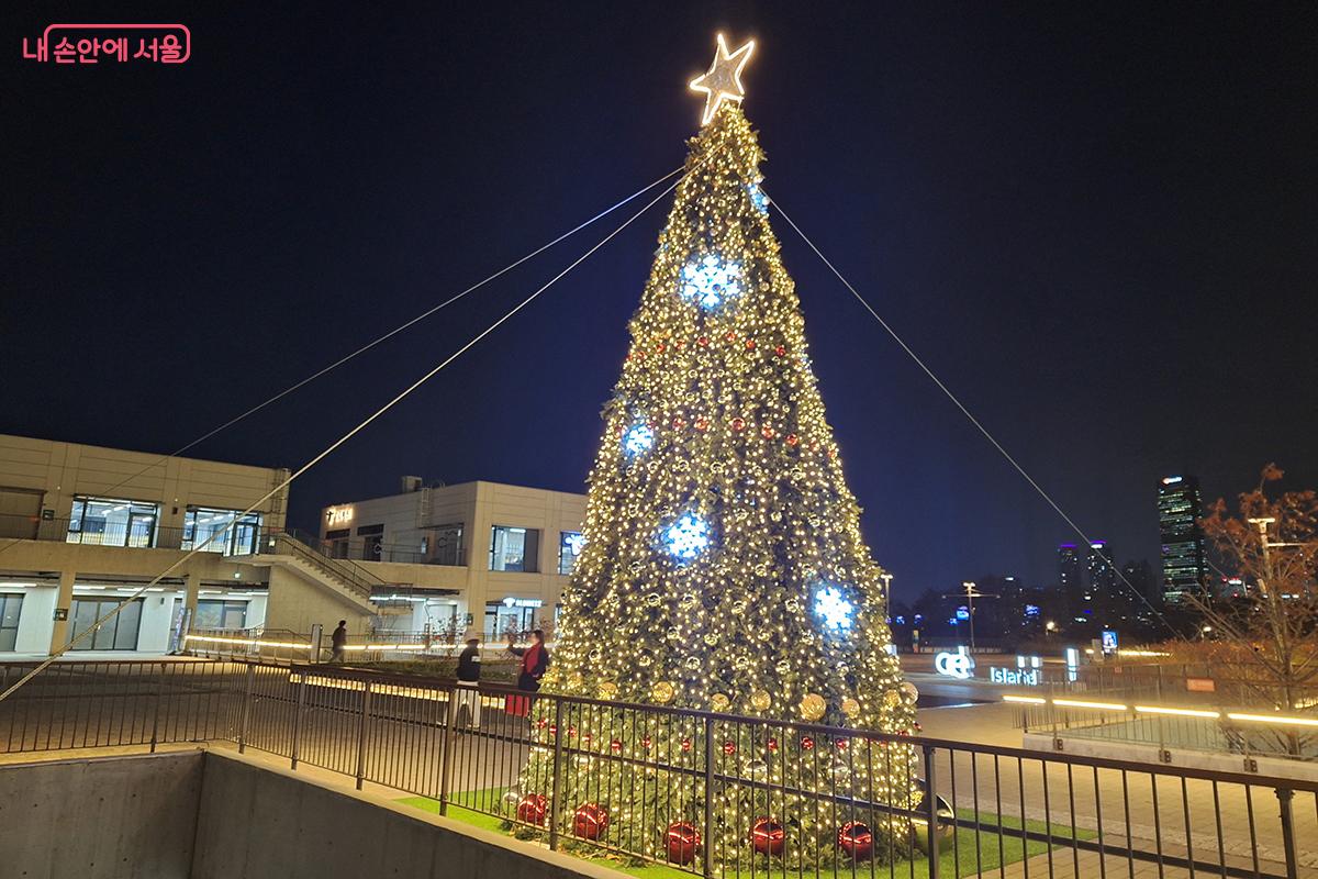 노들섬에 점등된 트리가 벌써부터 크리스마스 기분을 느끼게 해준다. ©정향선