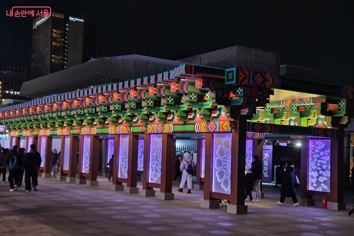 한국 전통 단청의 유려한 곡선과 건물 기둥 사이에 설치된 LED 영상이 절묘한 조화를 이룬다. &copy;백승훈