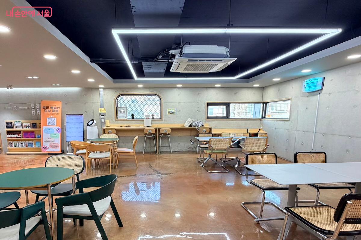 2층 공유공간. 자유롭게 머물 수 있으며, 종종 대관이나 세미나도 개최한다. &copy;이종빈