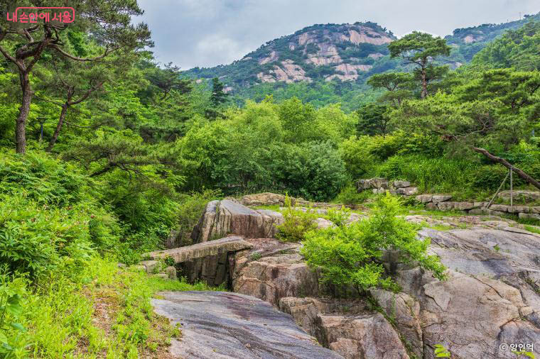 수성동 계곡이 복원되는 과정에서 기린교가 발견되어 크게 화제가 되기도 하였다.