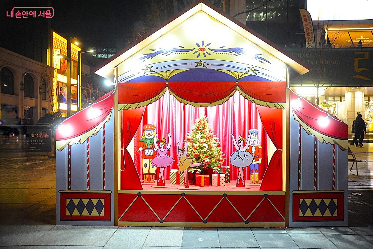 광화문 마켓 1구역의 호두까기 인형 무대 포토존 &copy;조수봉