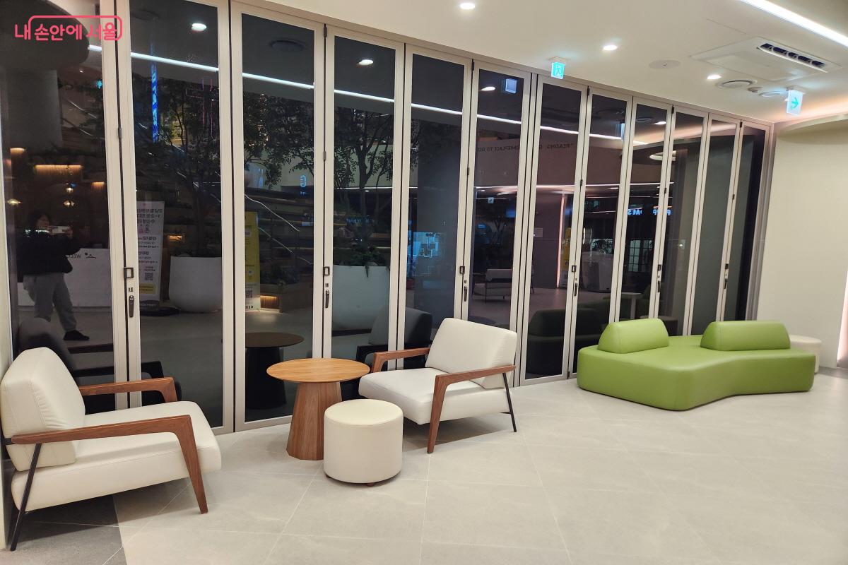 강남힐링센터 신사는 프로그램을 수강하지 않아도 즐길 거리가 있다. 모두에게 열려 있는 공간이다. &copy;윤혜숙