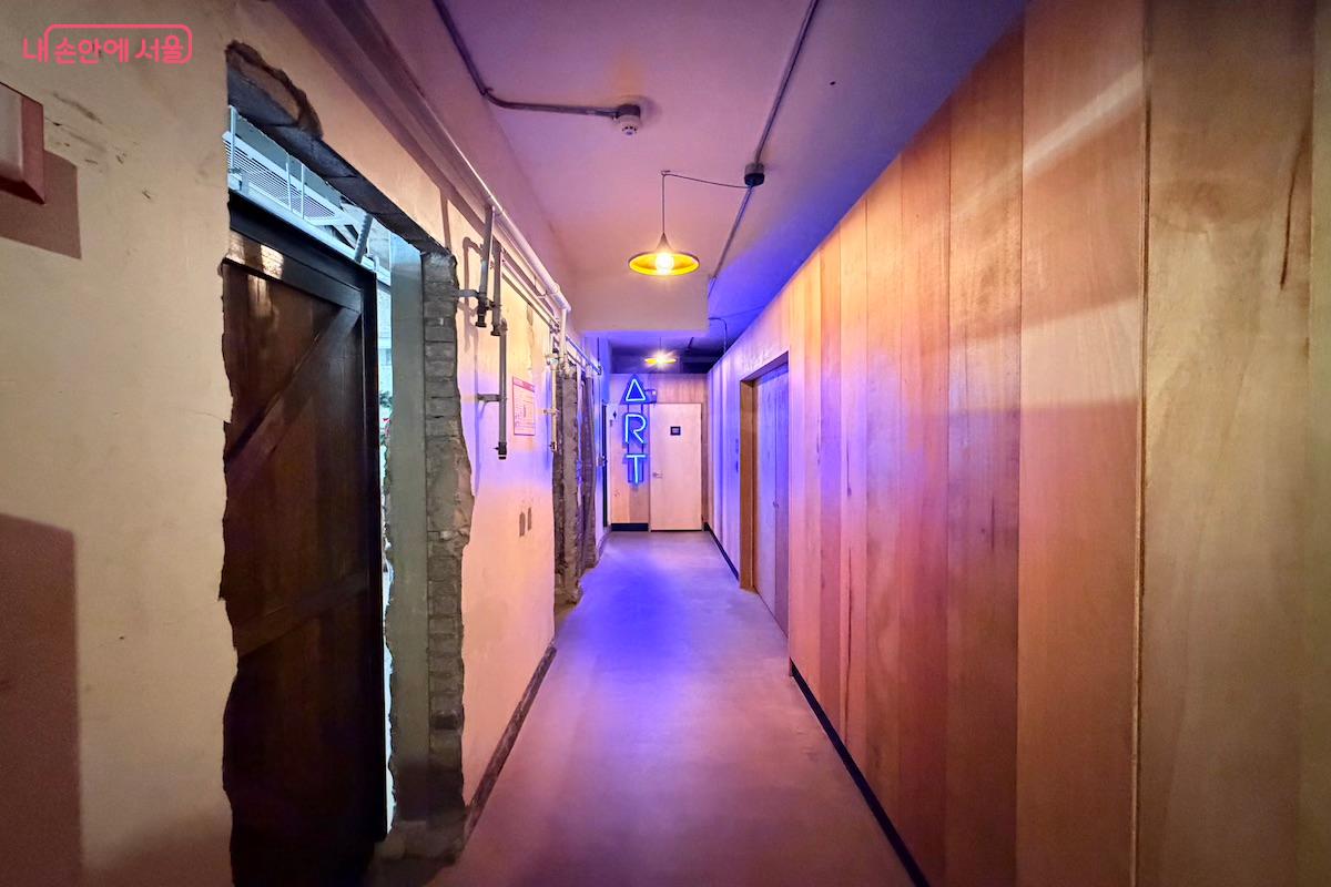 '아트센터 예술의시간' 2층 복도. 곳곳에 사진 스폿이 설치되어 있다. &copy;이종빈