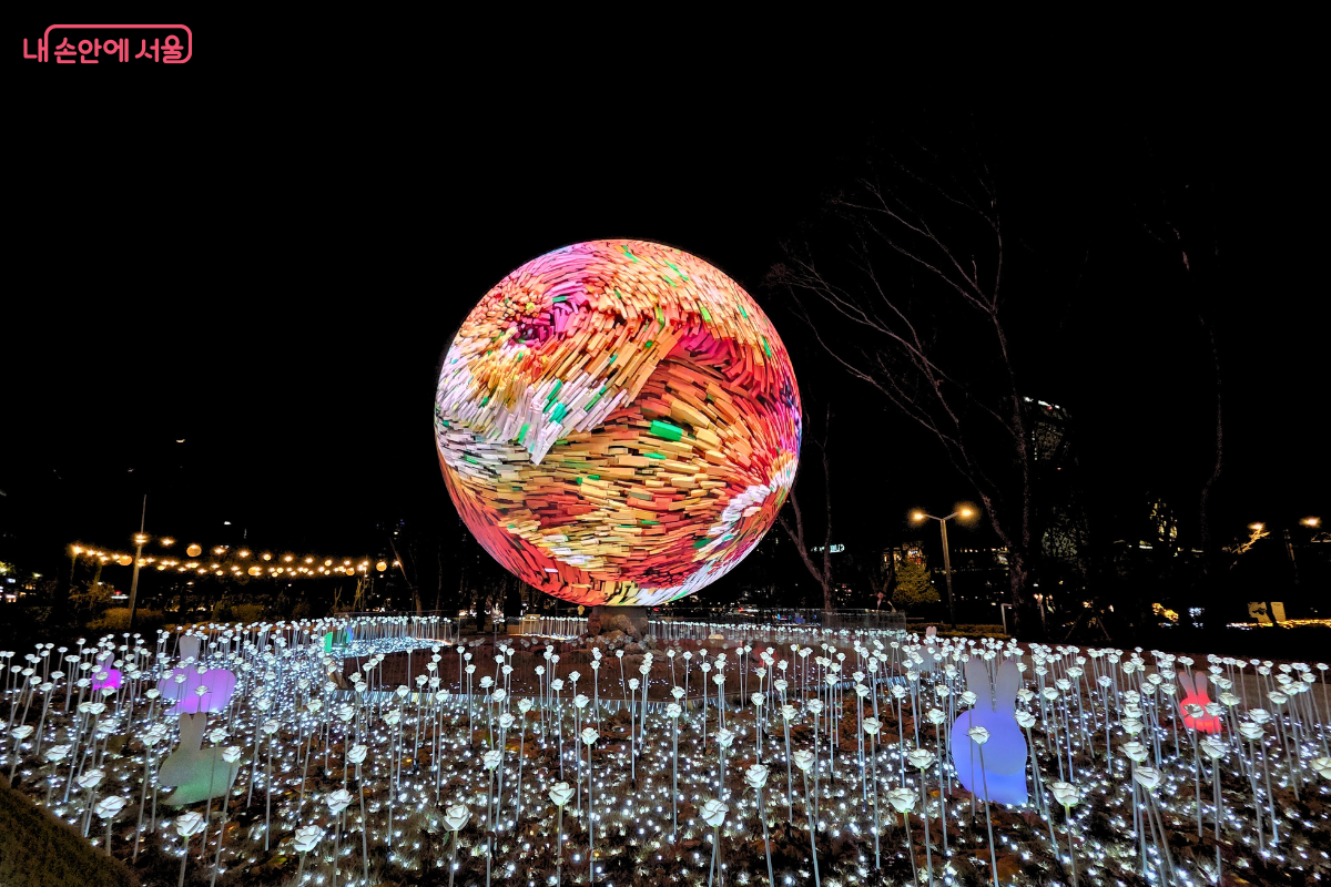 석촌호수의 밤을 환상적으로 수놓는 초대형 미디어아트 &lsquo;더 스피어&rsquo; &copy;양정화