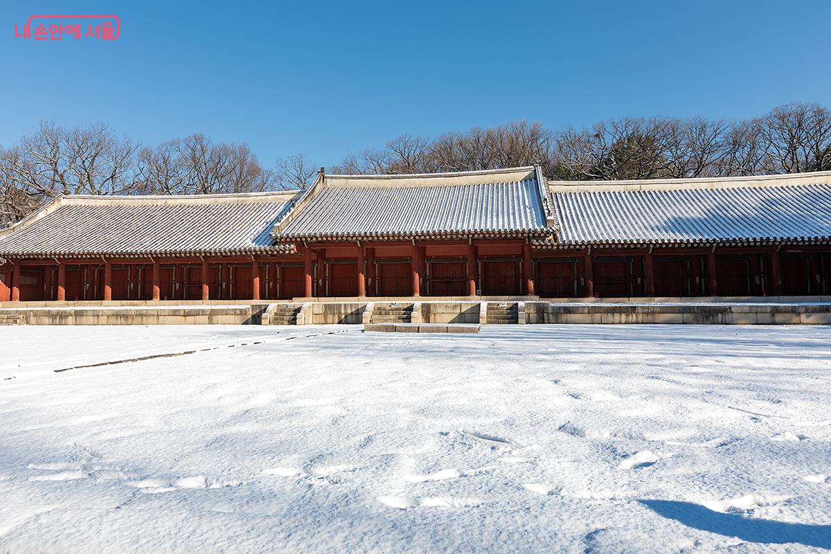영녕전은 조선 왕조의 역대 왕과 왕비의 신주를 모신 곳으로, 종묘에서 정전 다음으로 중요한 건물이다. &copy;문청야