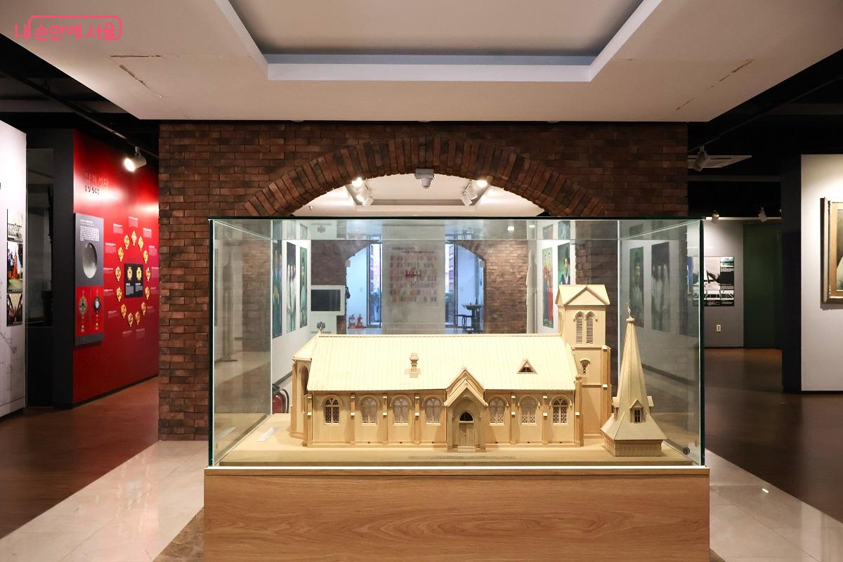 약현성당은서소문 순교성지를 내려다보는 위치에 세워졌다. &copy;이봉덕 