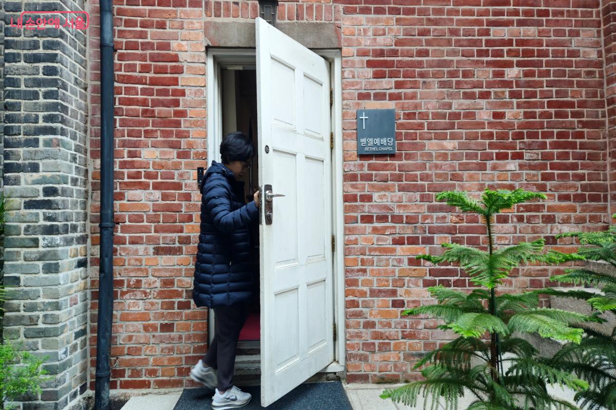 정동제일교회 역사기념관 앞에서 만난 봉사자가 벧엘예방당 문을 열고 안내해 주었다. ©이선미