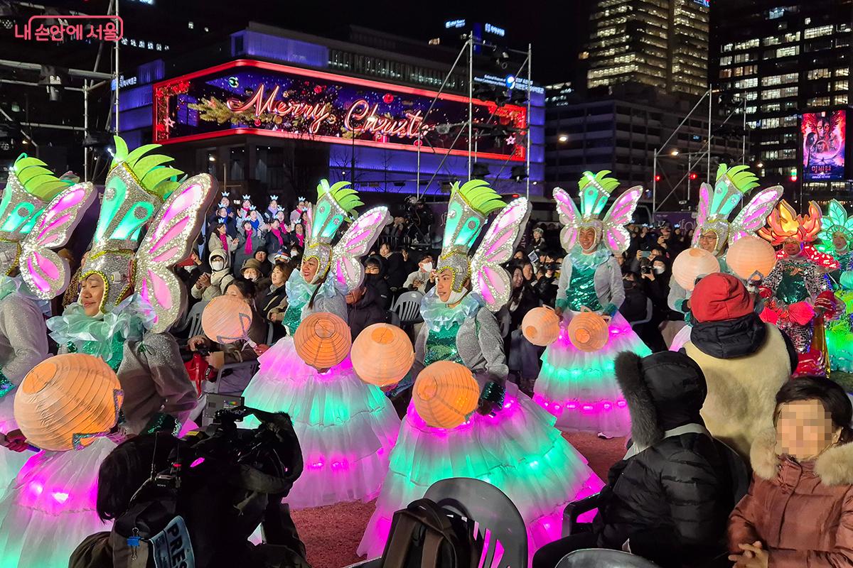 미디어퍼포먼스 댄스팀 '생동감크루'와 필리핀 초청 공연단 '베일리스 드 루시스(Bailes de Luces)'의 현란한 의상과 퍼포먼스가 이어졌다.