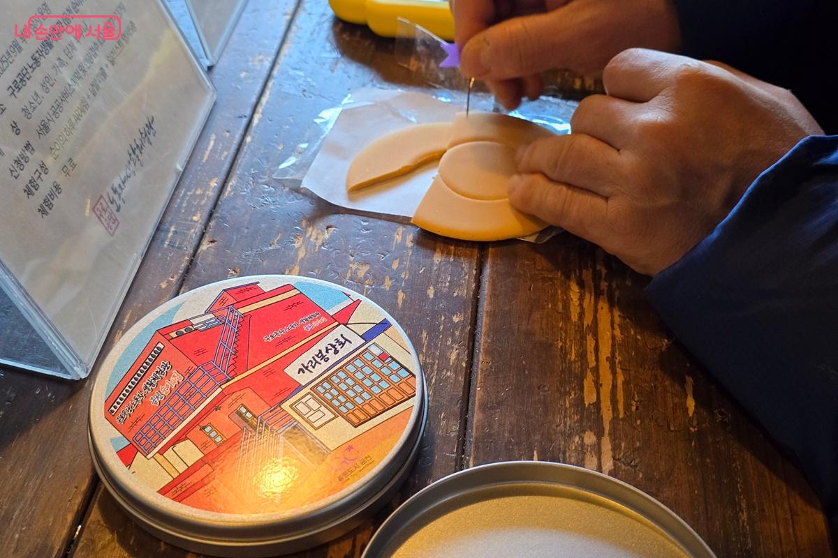 달고나 바늘로 뽑기 체험 중인 관람객 모습 &copy;조성희