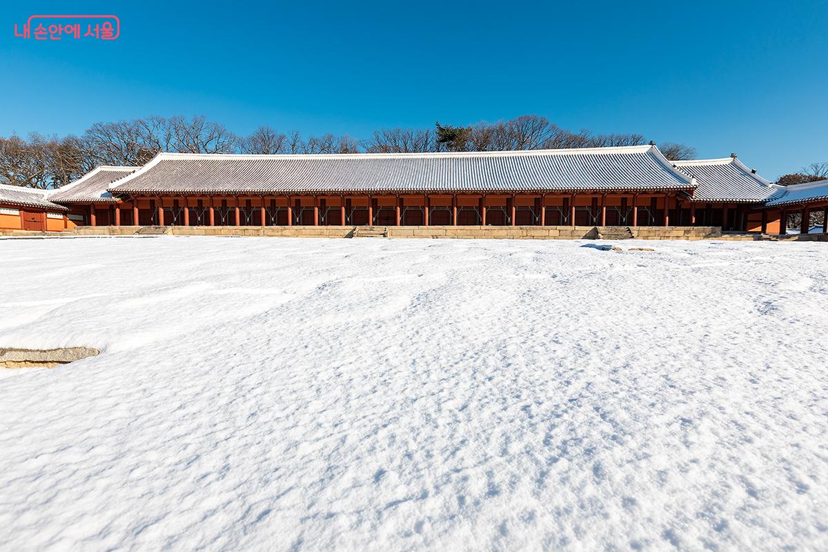 첫눈이 내린 날, 정전의 엄숙하고 단정한 건축미와 하얀 눈의 조화는 말로 형용할 수 없을 만큼 아름다웠다. &copy;문청야