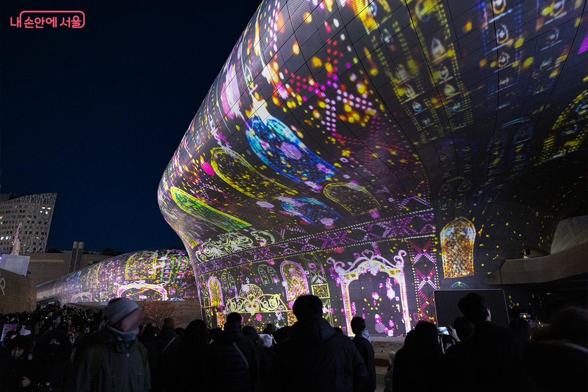 곡면 외벽을 따라 펼쳐진 &lsquo;서울라이트 DDP 2025 겨울&rsquo; 전경 &copy;장신자