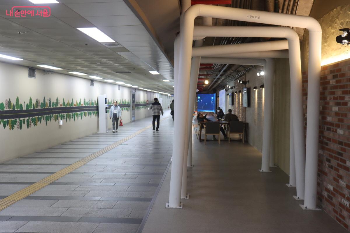 을지 미디어아트 라운지 초입에서 만나게 되는 &lsquo;시간의 터널&rsquo; &copy;조송연