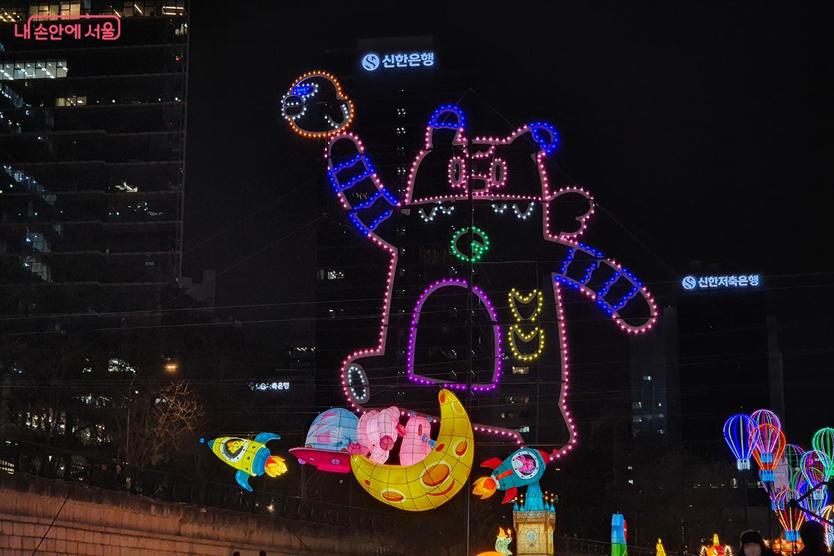 해치와 친구들의 모습이 서울밤 하늘에서 반짝거리자 관객들의 환호성도 높아졌다.