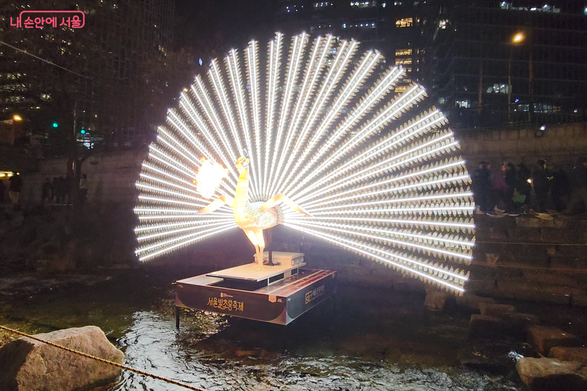 펼쳤다 접다 하다 가끔 내뿜는 불로 시민들은 와! 환호를 한다. &copy;장미화