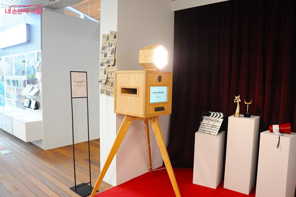 시네마 라운지에서는 ‘카메라 옵스큐라’ 모형 장치를 이용해 셀프 촬영을 할 수 있다. ©조수봉